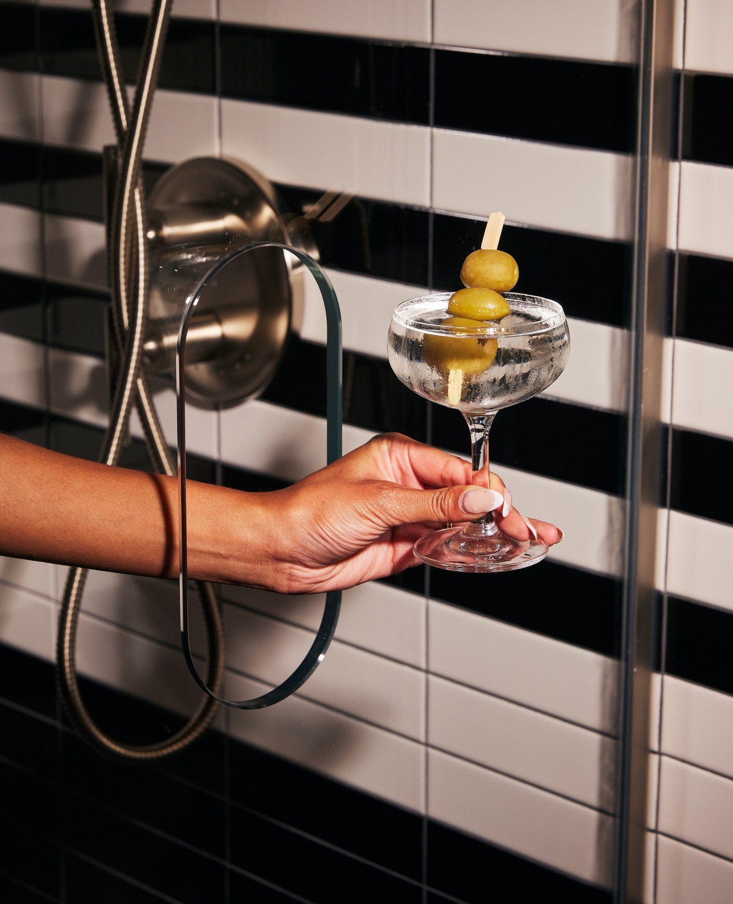 because martini time shouldn't stop in the shower, darling. take your glam sessions to the next level - with martinis in hand.⁠
⁠
now, will that be vodka or gin?⁠
⁠⁠
photo: @nschinco